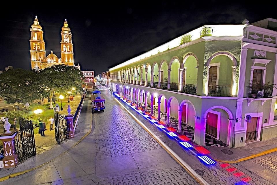 No te puedes olvidar de una caminata nocturna en el centro histórico de Campeche.