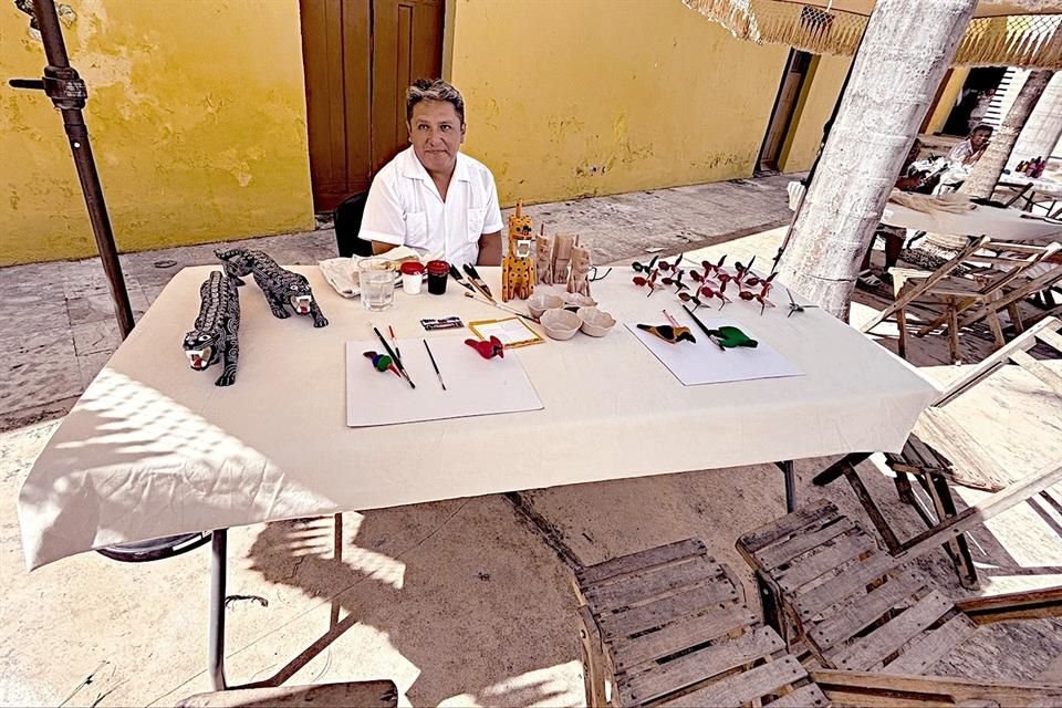 Cada pieza de artesanía es elaborada a mano por artesanos locales.