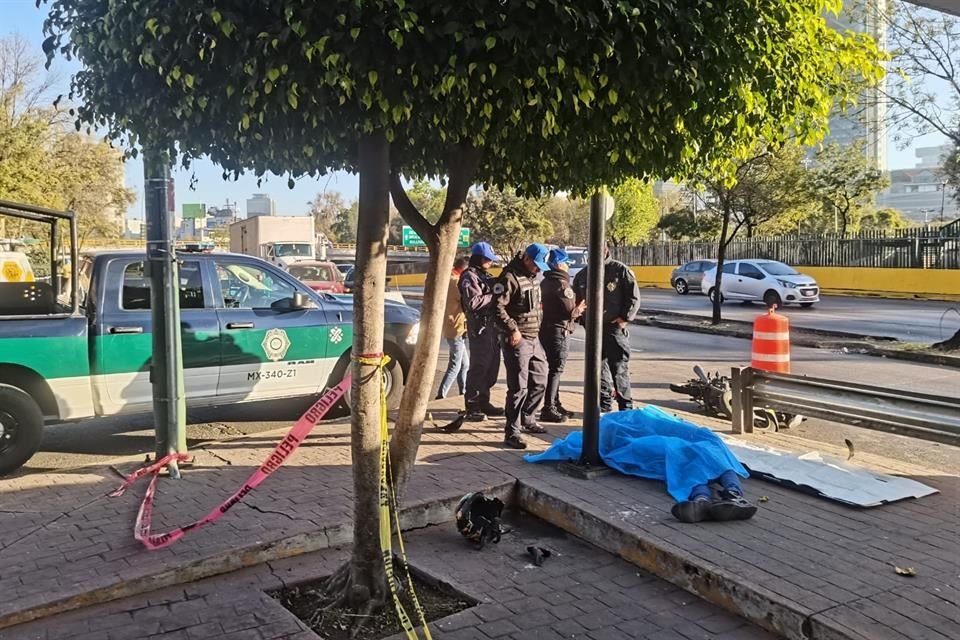 De acuerdo a primeros reportes, un automovilista chocó por alcance contra la moto, y esta derrapó al menos cinco metros.