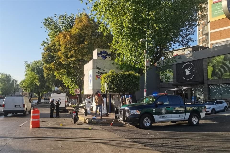 El joven quedó tendido a un costado de un poste y murió.