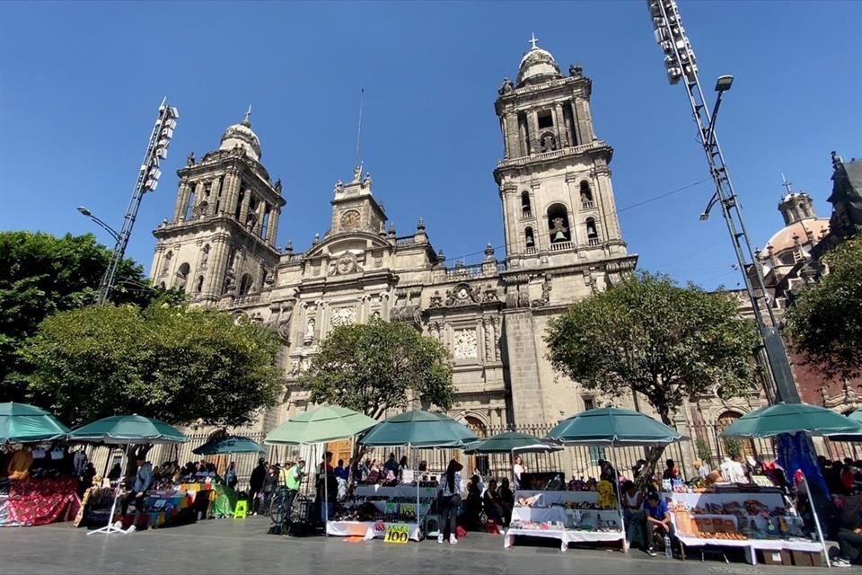 Al exterior de la Catedral se comercializan artesanías. 