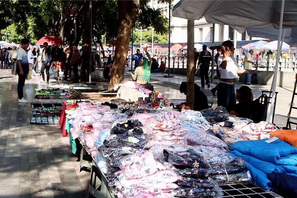 Pantuflas y pijamas se venden en el Zócalo. 