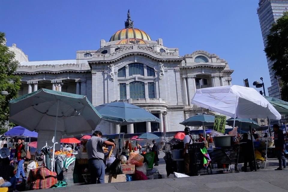 Los puestos informales ocupan la explanada de Bellas Artes desde las 9:00 horas. 