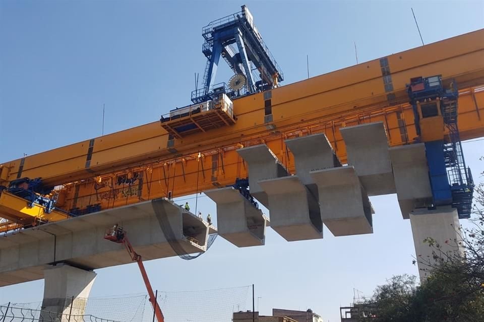 Continúan las tareas para ensamblar la estructura de la terminal del tren frente a la estación del Metro Observatorio.