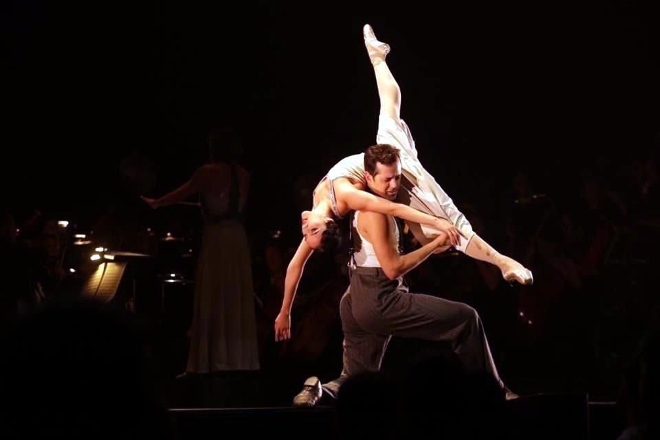 Los bailarines Robbie Fairchild y Amelie Flores mostraron su talento en escena.