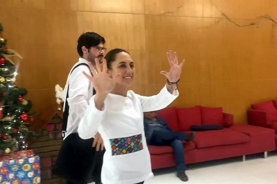 La Presidenta Claudia Sheinbaum al arribar a su hotel donde pernoctará en Chetumal.