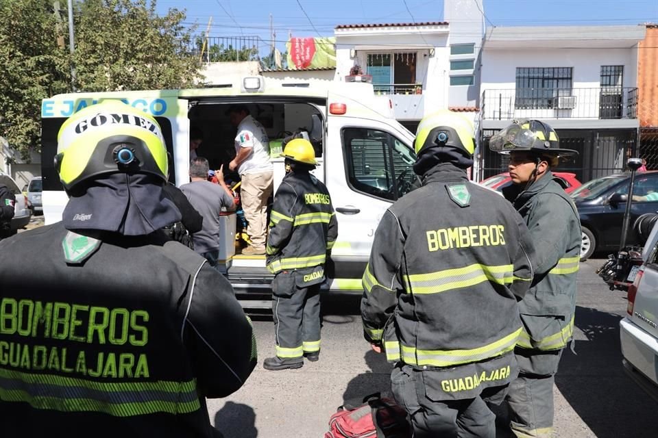 Paramédicos de la Cruz Verde acudieron también al sitio para atender al afectado y, después de estabilizarlo, lo trasladaron a un puesto de socorro.