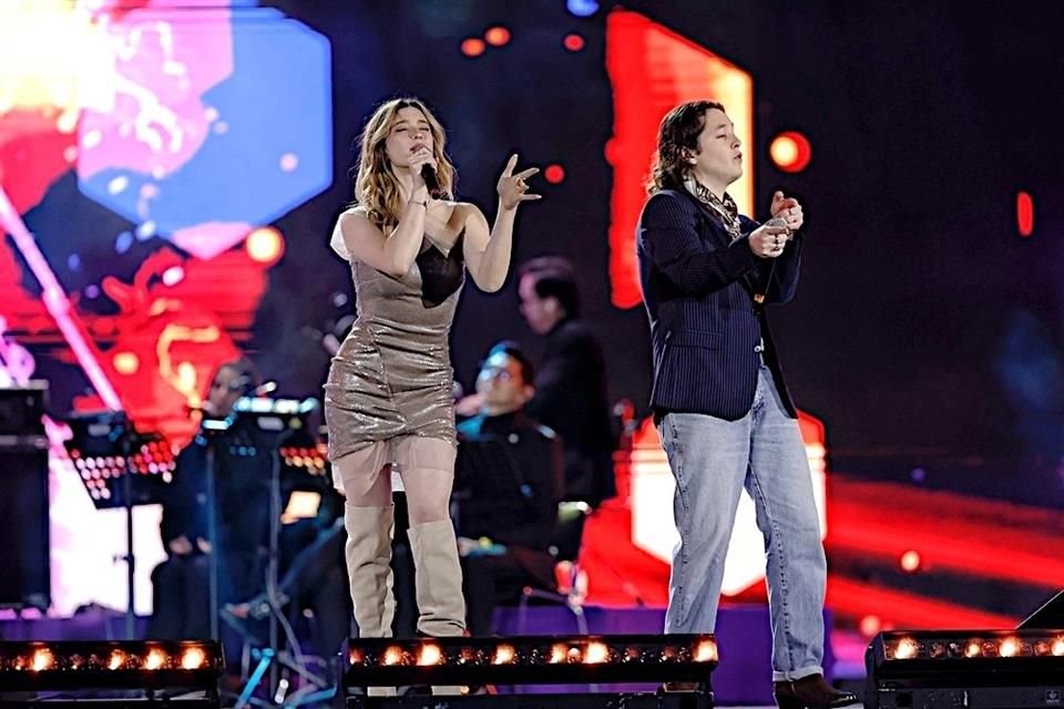 Los dos cantantes juveniles, Mía Rubín y Chucho Rivas, interpretaron su colaboración 'Locos'.