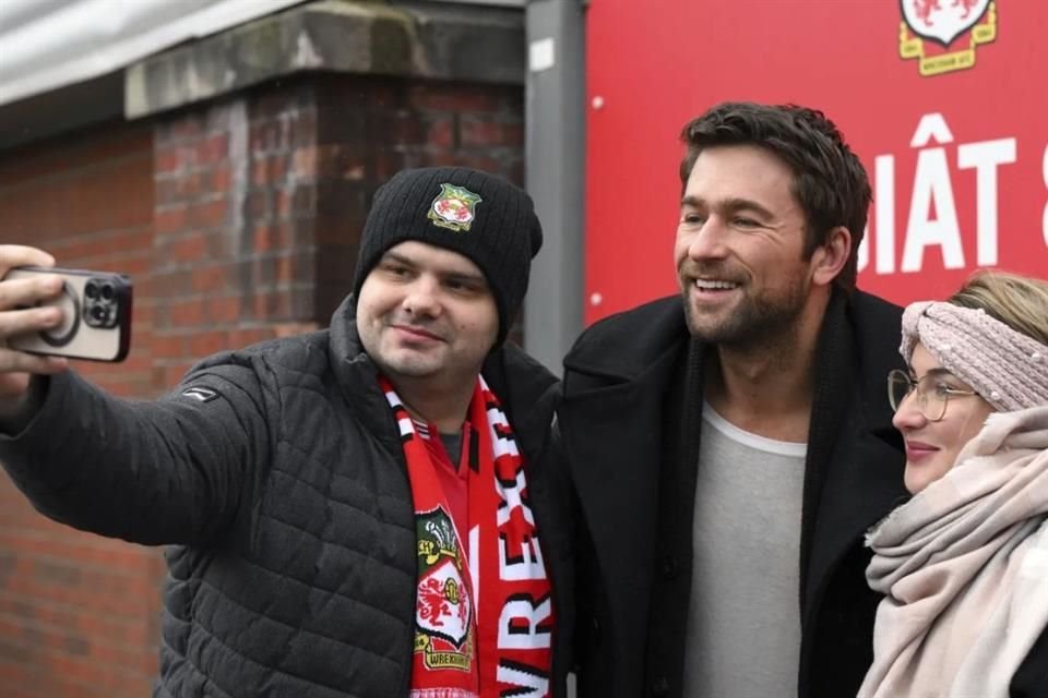 Brandon Sklenar posó con fans al llegar al estadio.