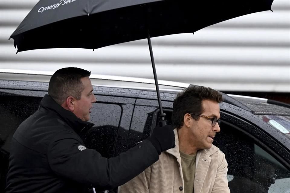 El actor es dueño del equipo Wrexham Football Club.