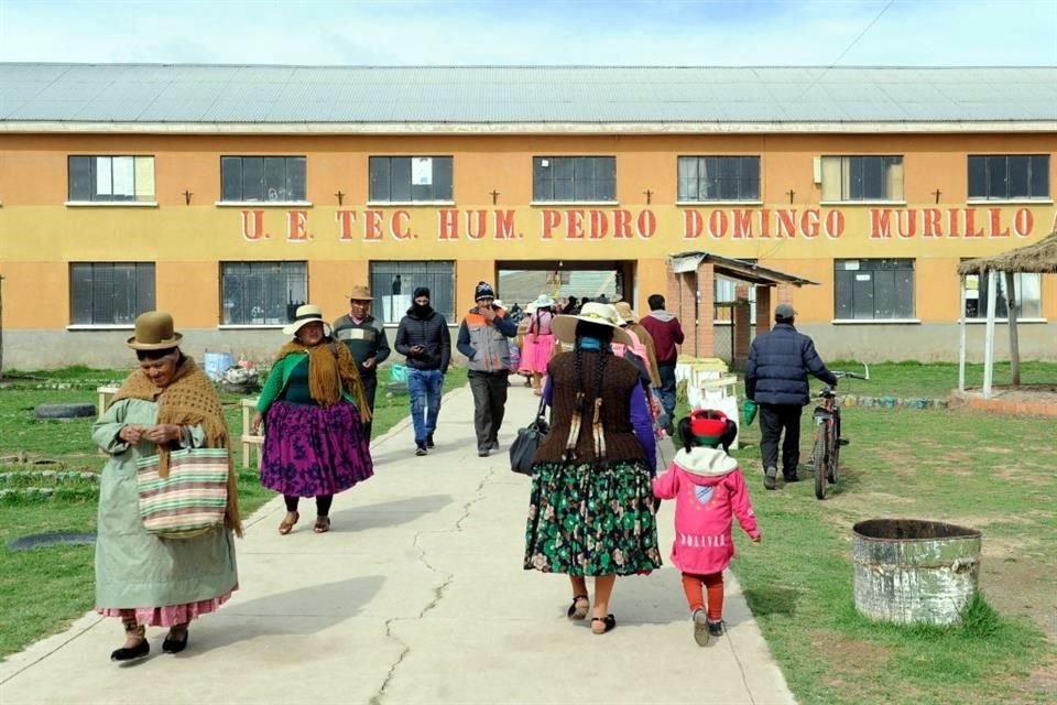 Bolivianos asistieron este domingo a votar en las elecciones judiciales.