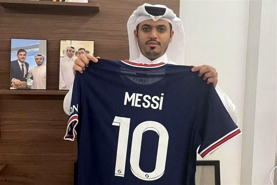 En Francia hasta la familia qatarí dueña del PSG ya alista la playera de Messi.