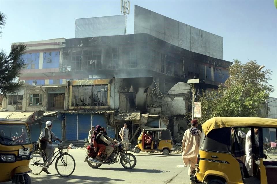 Vista de edificios dañados en Kunduz, luego de combates entre el Talibán y fuerzas de seguridad afganas.