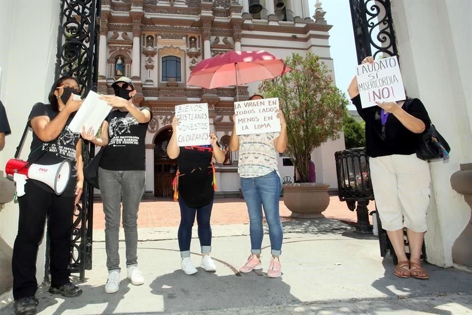 Los vecinos dieron un mensaje acusando a la Iglesia Católica de corromperse y convertirse en un instrumento que sólo beneficia intereses inmobiliarios.