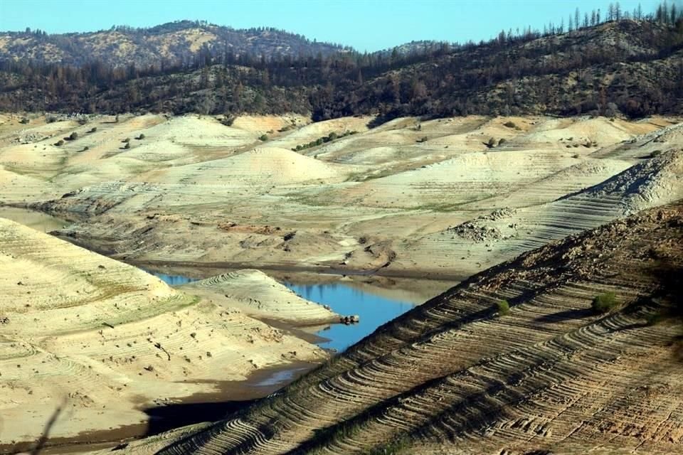 Vista del lago Oroville, en California, cuyos niveles de agua se encuentran en mínimos récord.