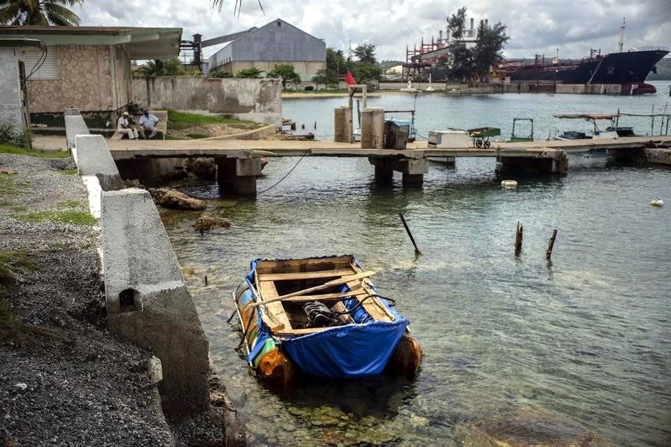 Una barca hecha en casa para viajar de Cuba a Florida, la cual fue confiscada por las autoridades de la isla.