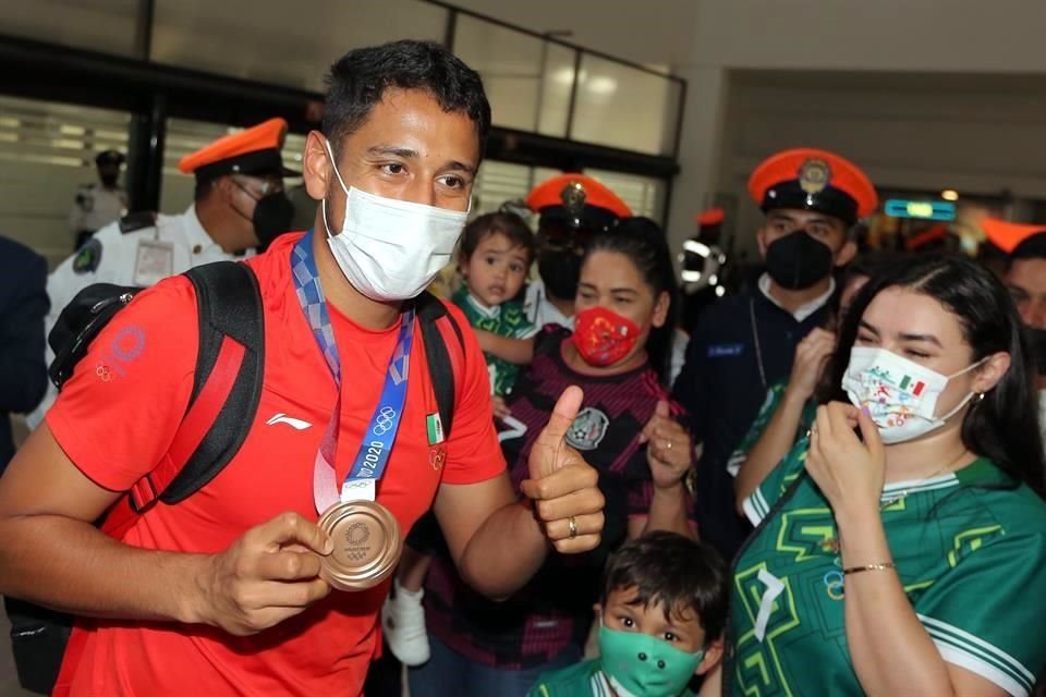 Luis Romo fue el primero en cruzar la puerta y tras saludar a su familia, presumió la medalla de bronce obtenida en Tokio 2020.