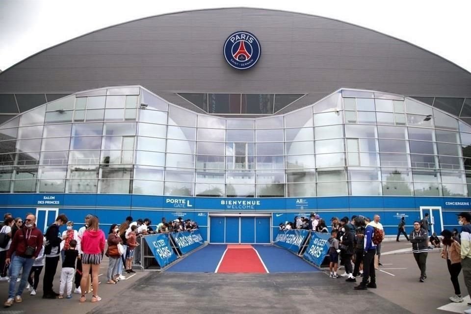 Los aficionados del PSG montaron guardia a las afueras del Estadio Parque de los Príncipes ante la posible llegada de Messi.