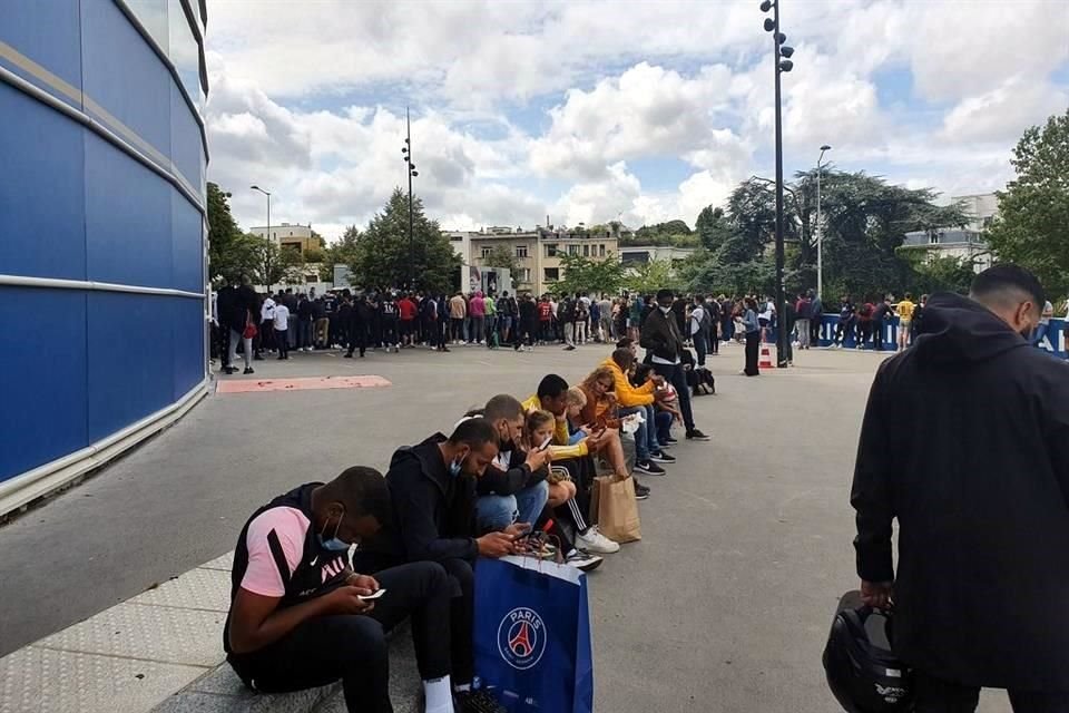 Los aficionados llevan horas esperando la llegada de Messi a la capital de Francia.