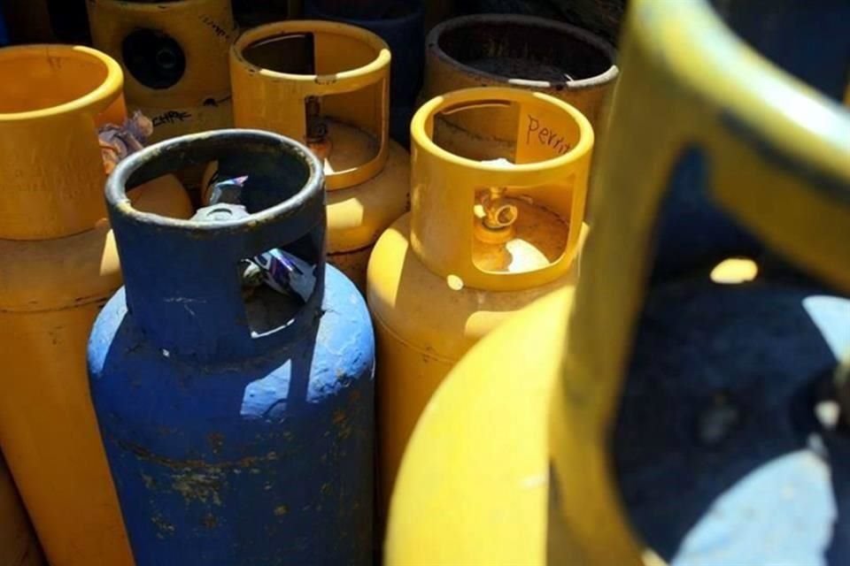 En Tlalnepantla, vecinos prefieren acudir a gaseras para asegurar que les llenen completos tanques de gas LP.