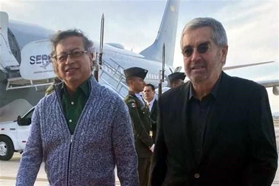 El presidente de Colombia, Gustavo Petro, fue recibido por el Canciller Juan Ramón de la Fuente en el AIFA.