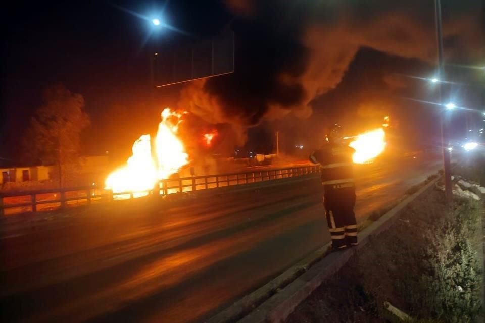 Bomberos de la CDMX y del Edomex trabajan para controlar el fuego.