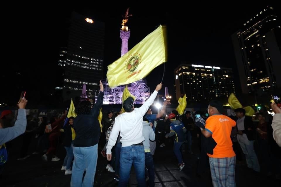 The Americanists pergi ke Ángel de la Independencia untuk merayakan tiga kali kejuaraan skuad mereka.