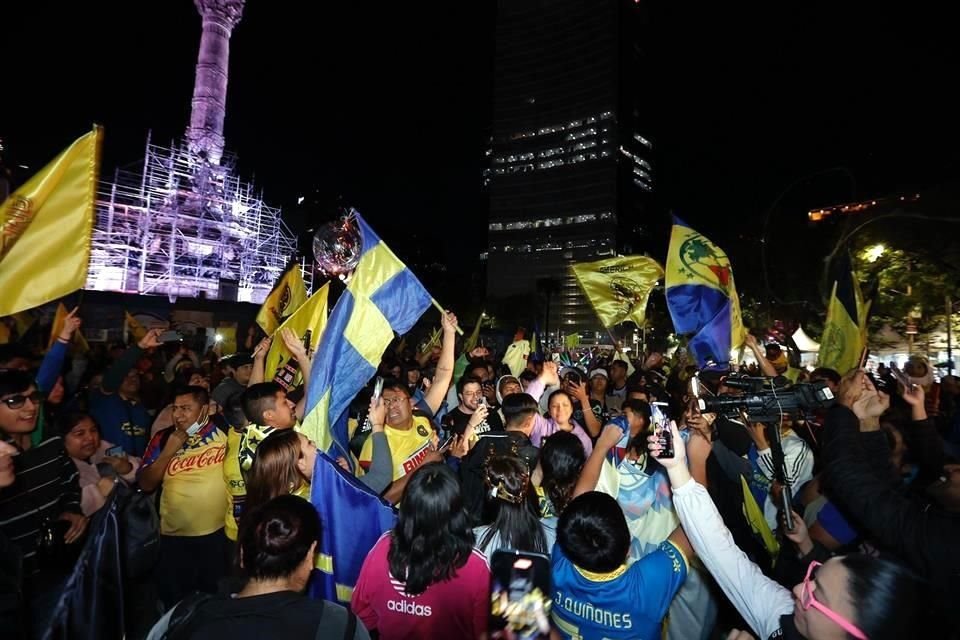 Sambil meneriakkan 'Juara tiga kali', para penggemar azulcremas memulai perayaan mereka setelah kesuksesan baru untuk América.