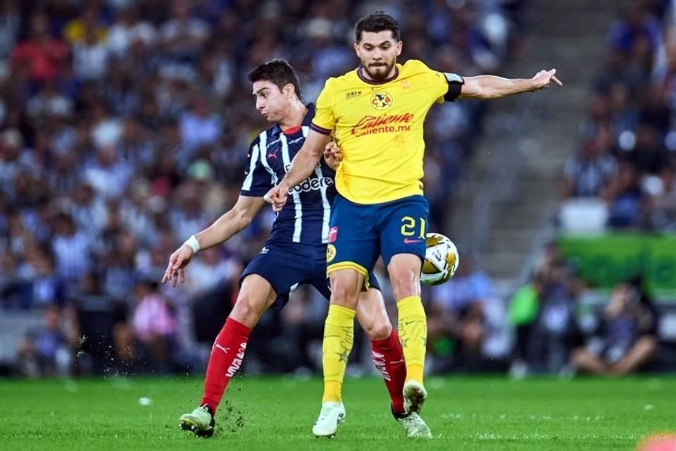 Henry Martín prefirió entregarse en la cancha, pese a estar lesionado.