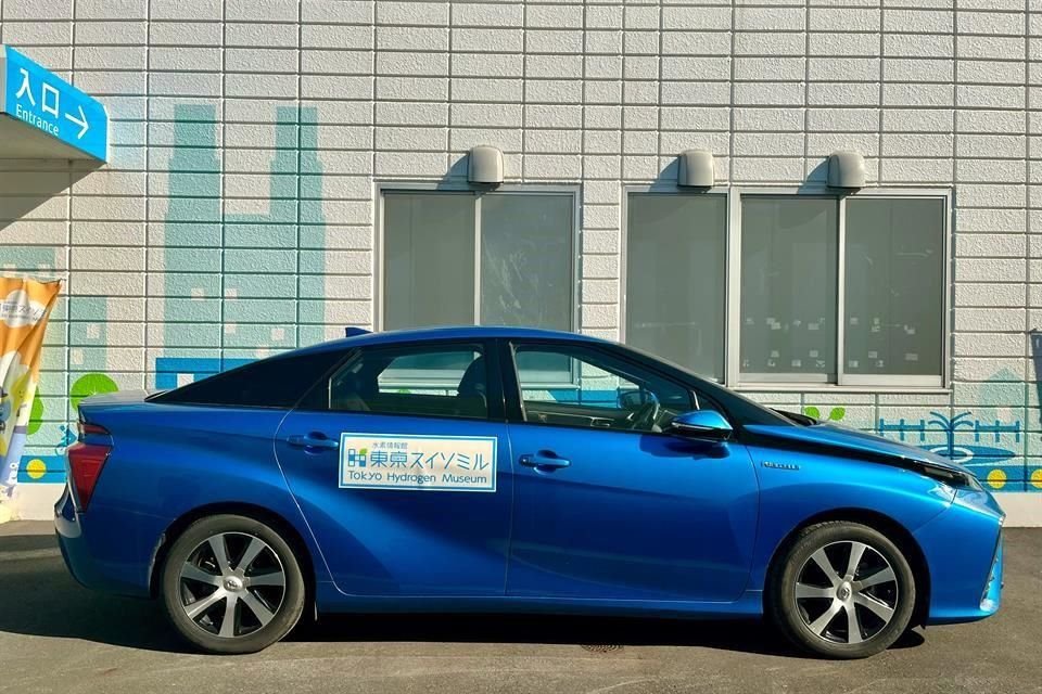 Toyota desarrolló el modelo Mirai, un vehículo con una batería en la que el hidrógeno reacciona químicamente con el oxígeno para producir energía que impulsa un motor eléctrico.