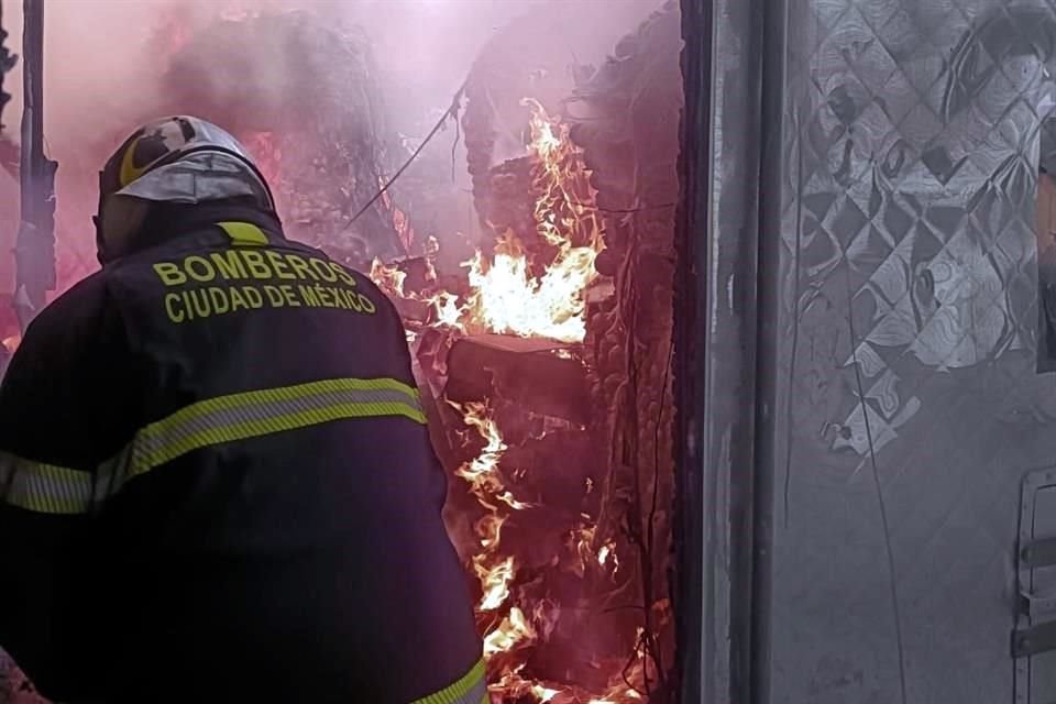 Bomberos tratan de sofocar el fuego que habría iniciado alrededor de las 10:00 horas.