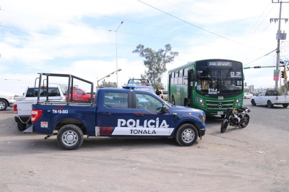 Los policías de Tonalá pidieron la intervención de los Servicios Médicos Municipales, quienes ya solo confirmaron el deceso del joven.