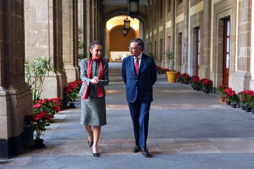 Claudia Sheinbaum y el presidente de Colombia, Gustavo Petro, caminan en Palacio Nacional.