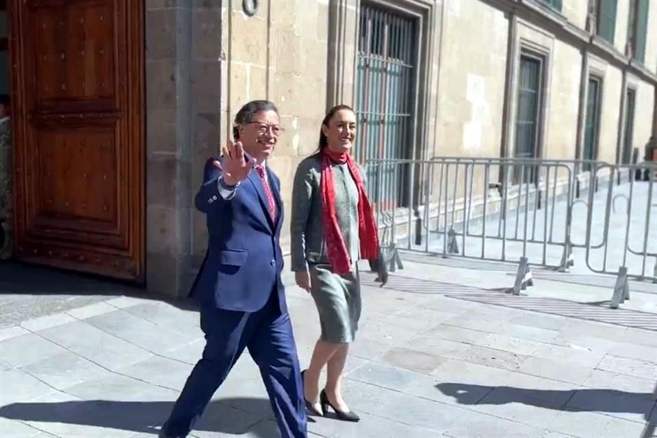 Tanto a su llegada como a su salida, la Presidenta Sheinbaum acompañó a Petro a las puertas de Palacio.