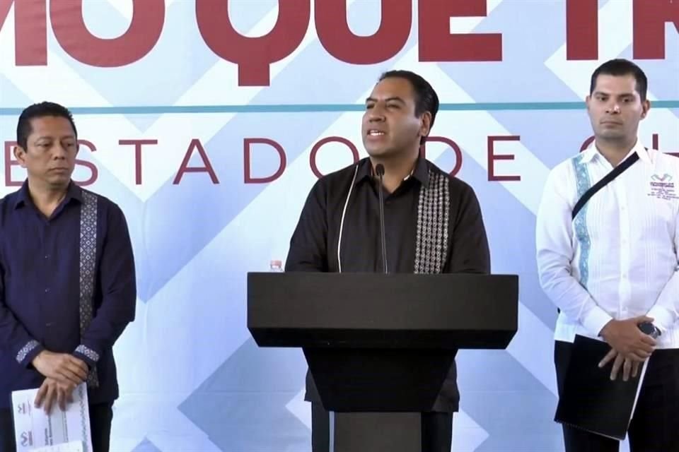 El Gobernador Ramírez en conferencia con el Secretario de Seguridad del Pueblo y el Fiscal estatal.