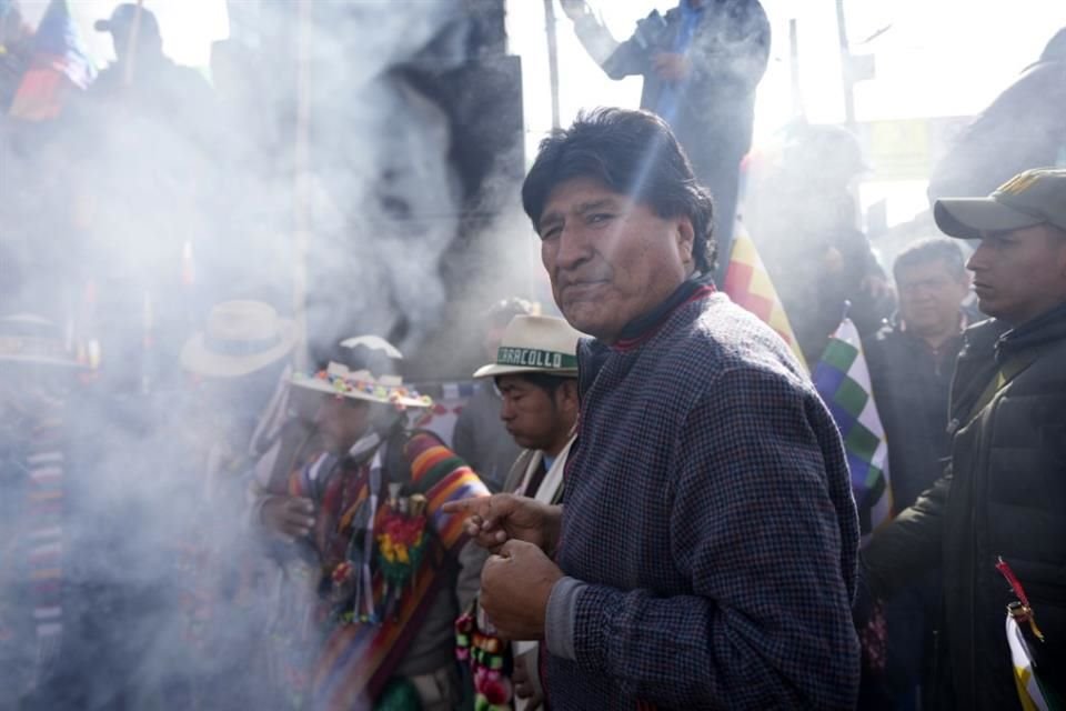 El ex Presidente Evo Morales participa en una ofrenda a la Madre Tierra antes de encabezar una marcha hacia la capital de Bolivia, el 17 de septiembre de 2024.