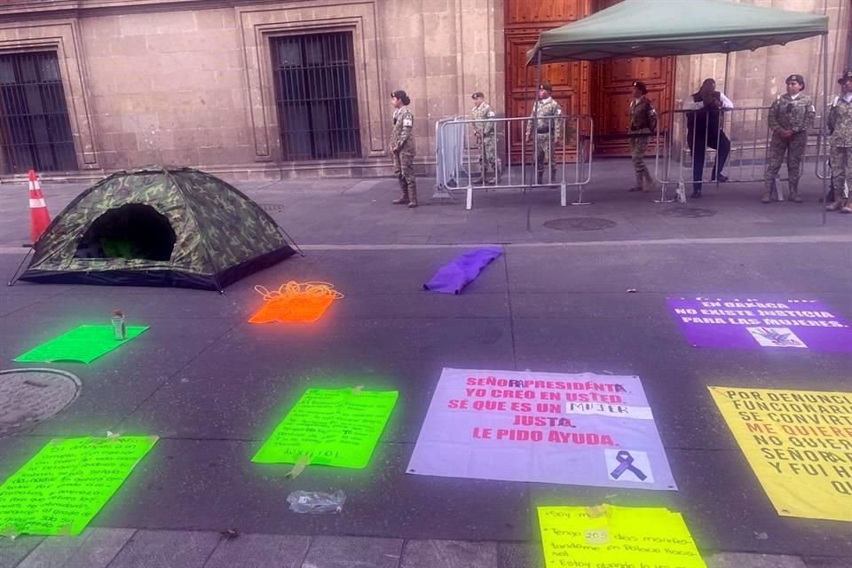 Liliana Altamirano, ex empleada de Nacional Monte de Piedad en Oaxaca, instaló un plantón afuera de Palacio Nacional para exigir seguridad tras presuntas amenazas de muerte.