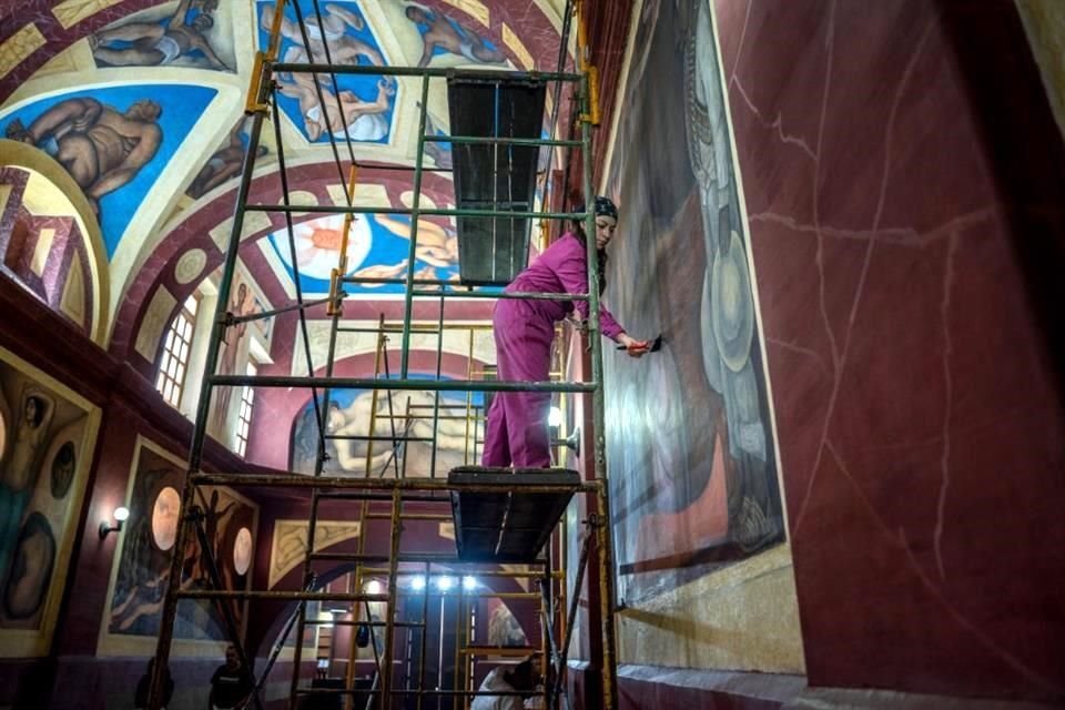 En una colaboración entre la Universidad Autónoma de Chapingo y el Cencropam del INBAL, los paneles de la capilla recobran su esplendor.