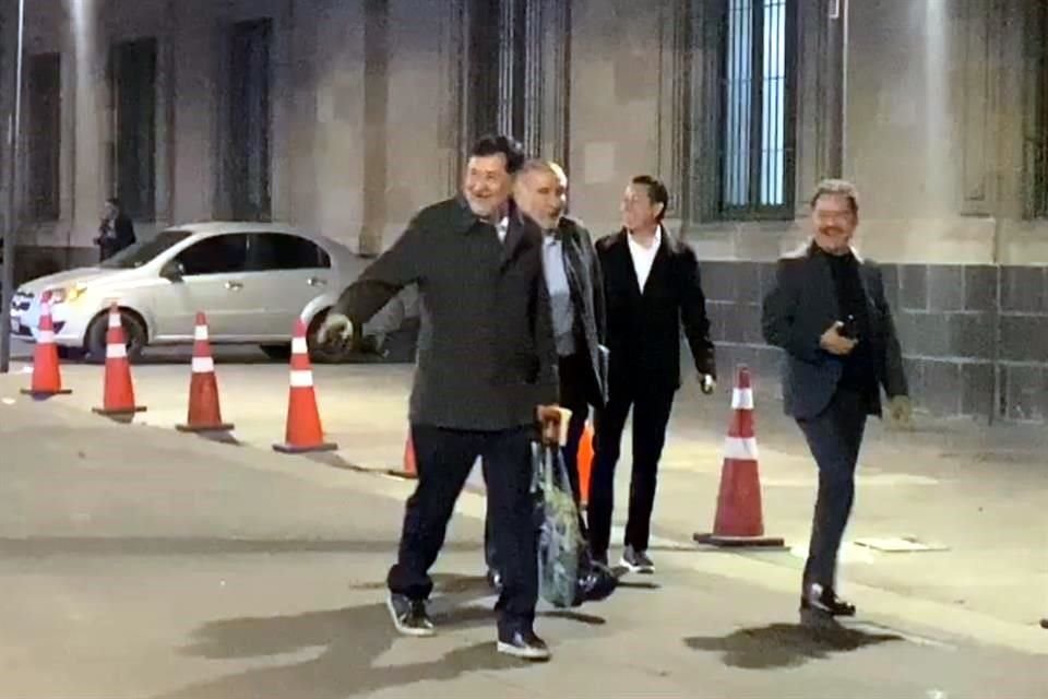 Gerardo Fernández Noroña, Presidente del Senado, y Adán Augusto López, jefe de la bancada de Morena en esta Cámara, durante su llegada a Palacio Nacional.