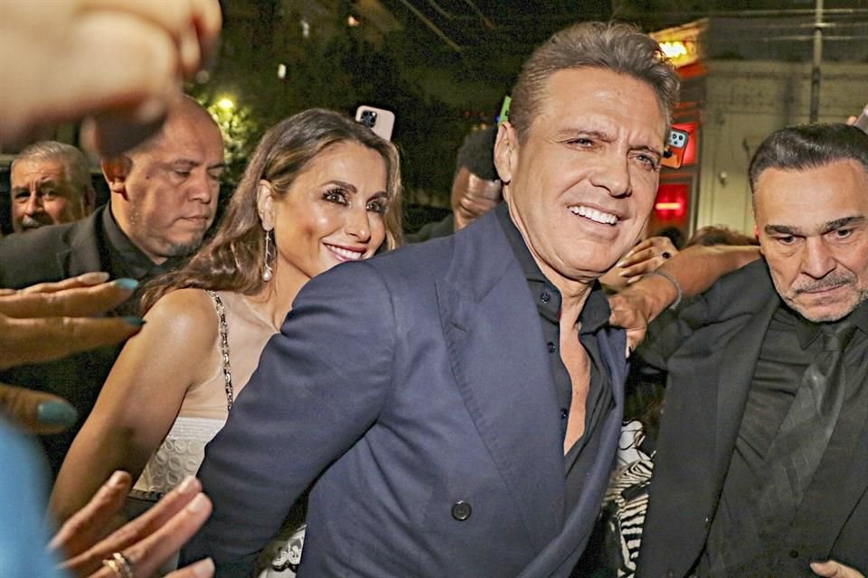 Antes de dar el que será su último show del año, Luis Miguel disfrutó de una cena romántica con Paloma Cuevas en Argentina.