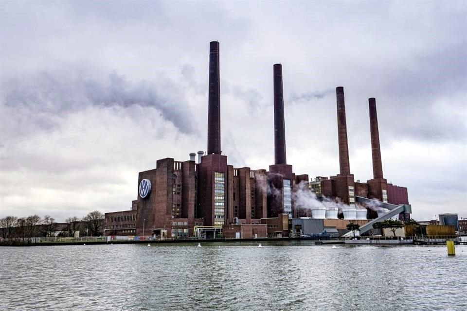 La principal fábrica de Volkswagen en Wolfsburg, Alemania, está siendo afectada por una huelga de empleados.