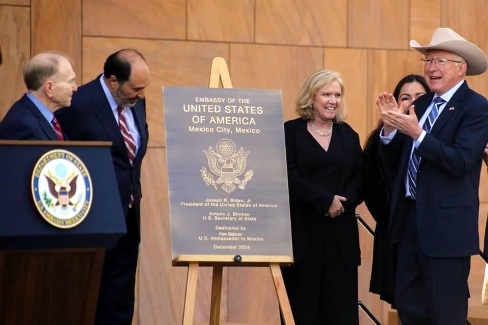 Salazar encabezó la ceremonia de revelación de la placa de la nueva sede de la Embajada estadounidense.