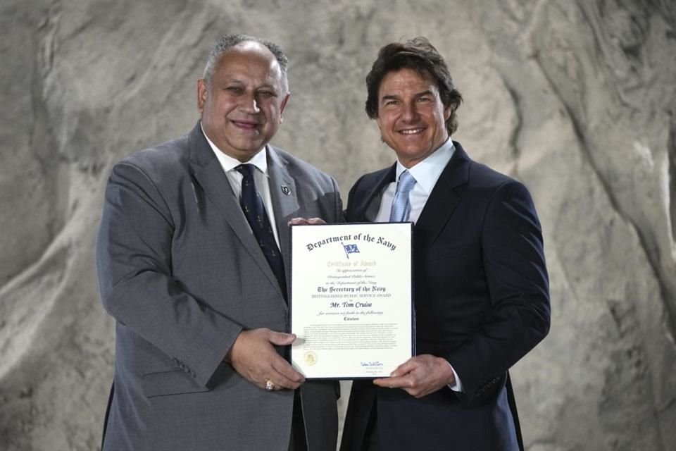 La ceremonia se celebró en Longcross Studios, cerca de Londres, donde el Secretario de la Marina de EU, Carlos Del Toro, entregó el honor a Cruise, de 62 años.