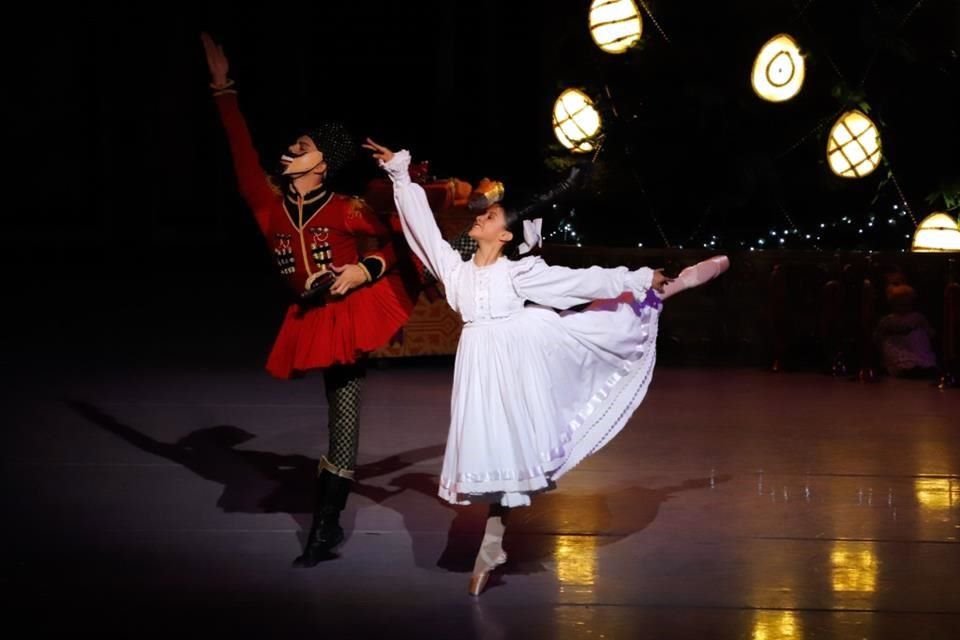 La Compañía Nacional de Danza conquistó al público con la primera presentación de 'El Cascanueces'.