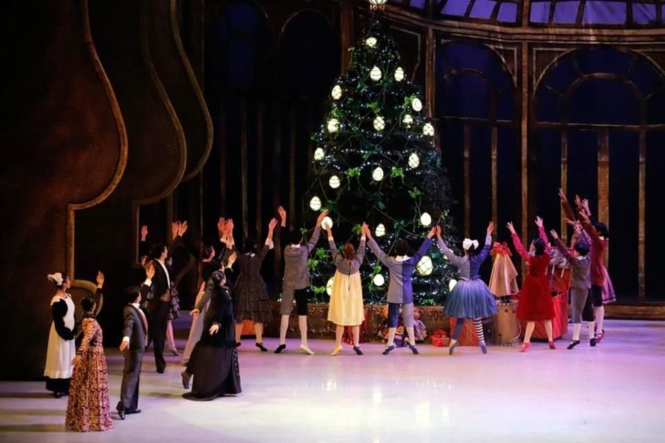 El primer acto, ambientado en la celebración de Navidad en casa de Clara, destacó por la riqueza de los detalles: un majestuoso árbol iluminado y decoraciones de cuento.