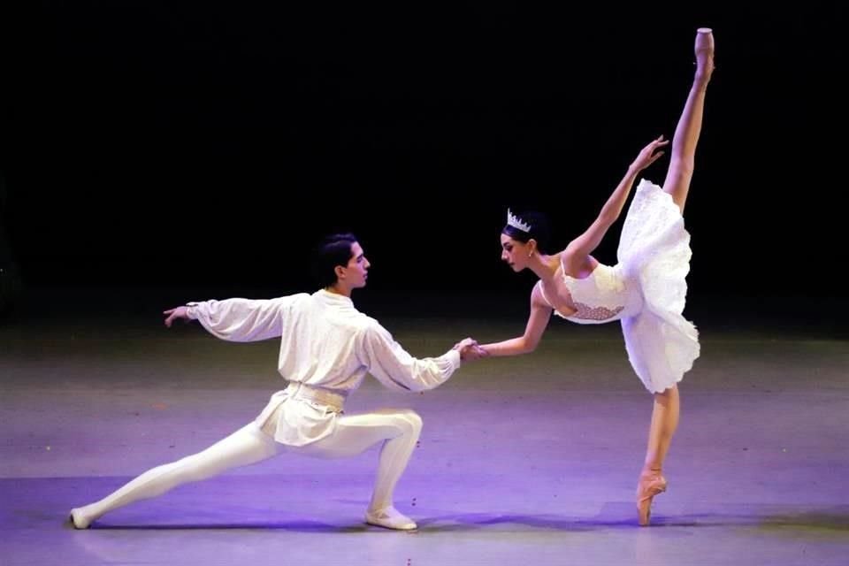 La coreografía de Nina Novak, basada en el original de Lev Ivanov, se mantuvo fiel a la tradición del ballet clásico.