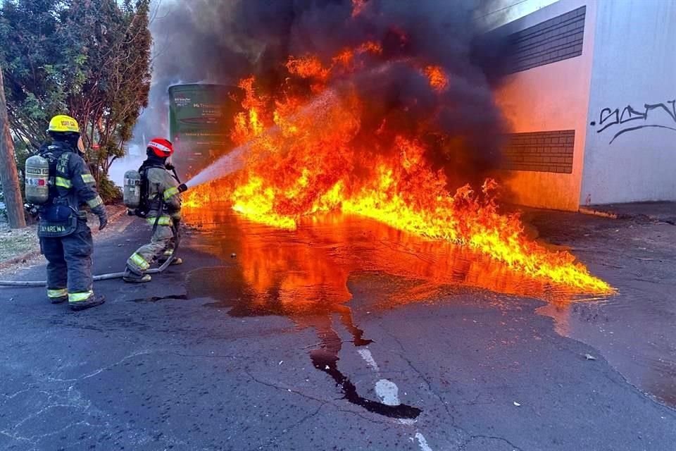 Bomberos de Guadalajara trabajaron para sofocar las llamas y eliminar cualquier riesgo para la población, a causa del aceite y líquidos que escurrían del camión y se prendían en llamas.