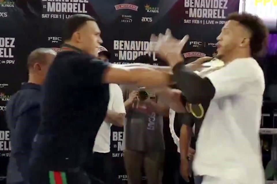 Los pugilistas perdieron la calma y todo comenzó con este empujón.