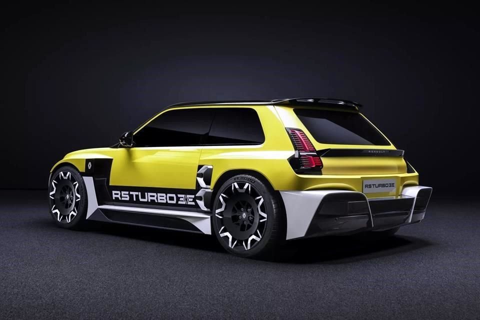 Al exterior, luce los colores históricos de una de las versiones de rally de principios de los años ochenta.