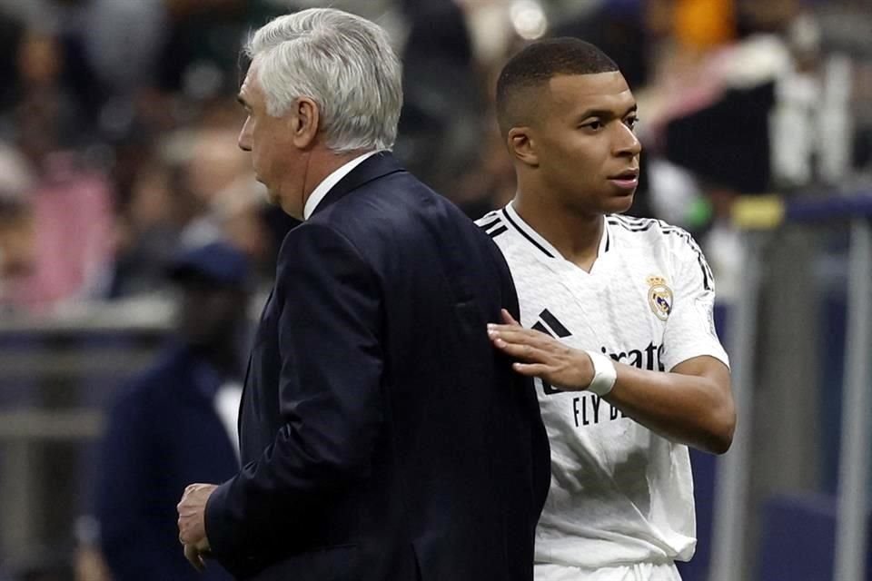 Carlo Ancelotti decidió no arriesgar a Mbappé, a quien retiró al minuto 62.